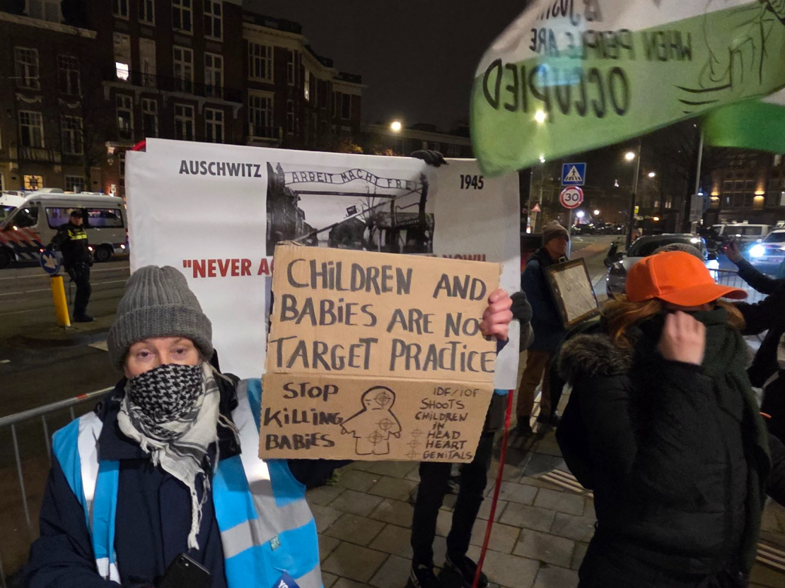 Protests pret Hanukas koncertu Amsterdamā.
