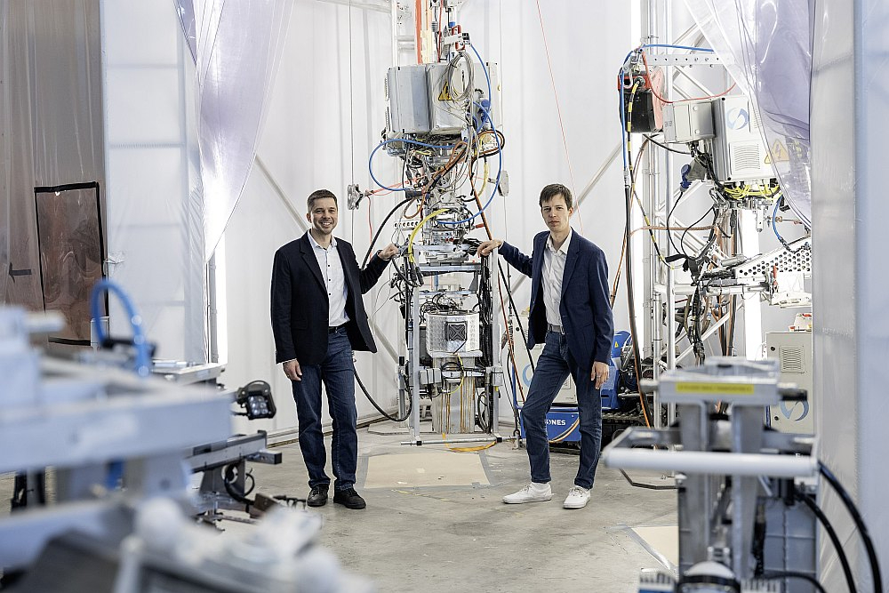 "Aerones" dibinātāji Dainis Krūze un Jānis Putrāms (no labās) ir gandarīti, ka šogad, par spīti politiskās situācijas maiņai ASV un nelabvēlīgajai ģeopolitiskajai situācijai Eiropā, investīcijās ir izdevies piesaistīt 62 miljonus eiro.