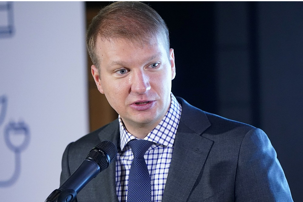 Klimata un enerģētikas ministrs Kaspars Melnis: "Klimata un enerģētikas ministrija uz biometānu skatās kā uz galveno energoresursu starppilsētu un reģionālo autobusu pārvadājumu nodrošināšanā, iespējams, tas ir arī pilsētu neelektriskā sabiedriskā transporta nākotnes energoresurss. Nekādu tehnoloģisku šķēršļu pārejai uz šādiem autobusiem nav, ir jāveido valsts atbalsta programma, jāiedrošina uzņēmēji un jāveido biometāna uzpildes staciju tīkls."