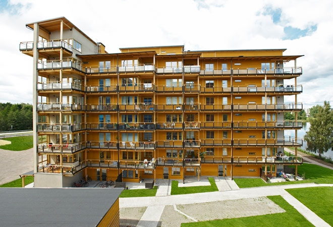 Koka daudzdzīvokļu nams.