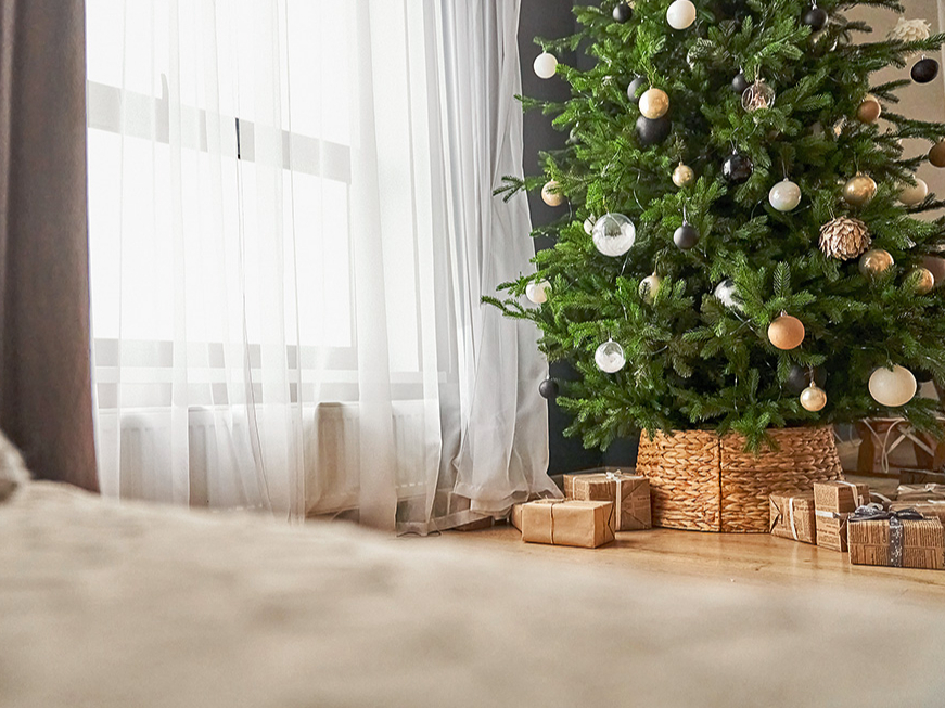 Nomaskēts eglītes statīvs.