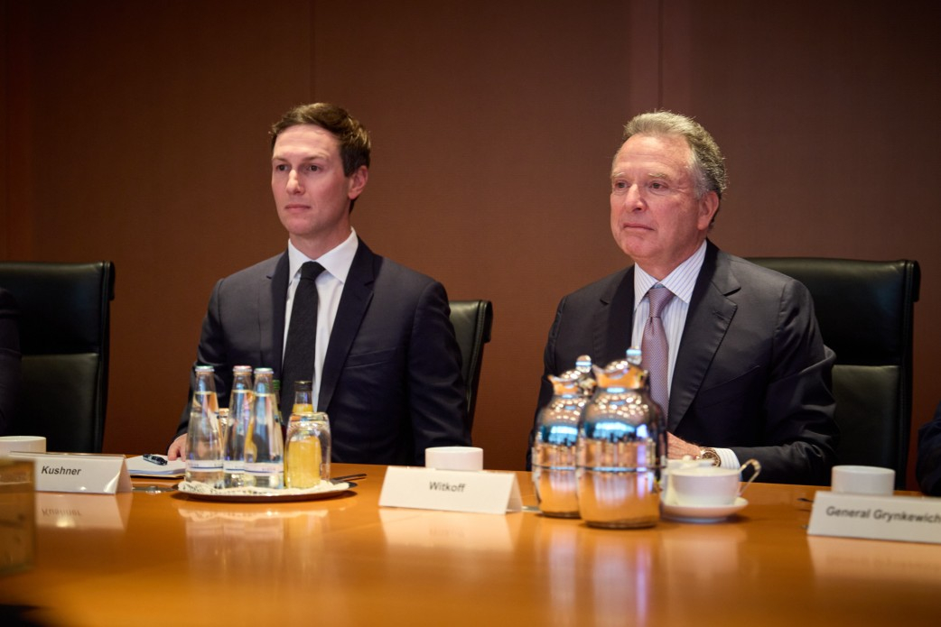 Donalda Trampa īpašais sūtnis Stīvs Vitkofs un Trampa znots Džareds Kušners.