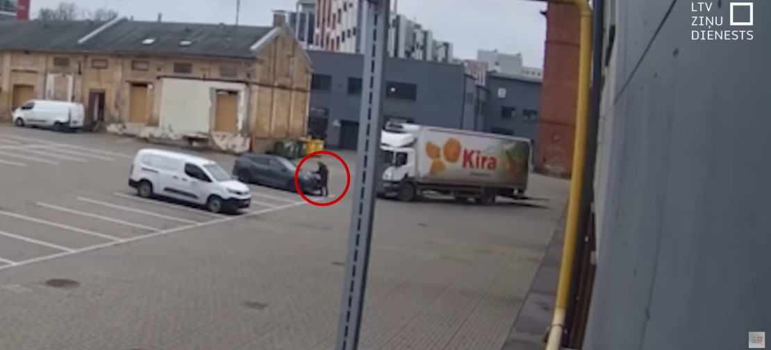 Videonovērošanas kameru notvertais moments ar nozieguma brīdi.