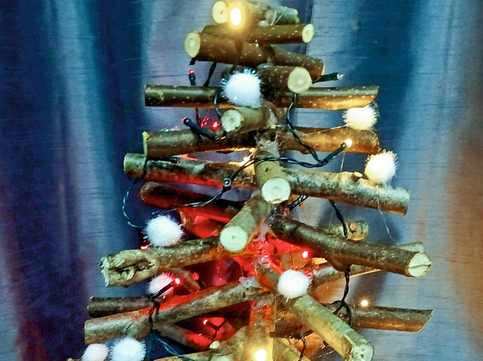 Eglīte no zariņiem.