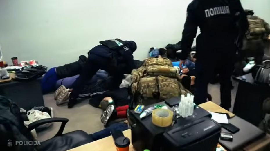 Policija atklāj Ukrainā bāzētu telefonkrāpnieku tīklu; aizturēti 12 latviešu valodā runājoši krāpnieki.