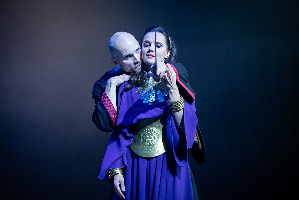 Skats no Tallinas "Linnateater" izrādes "Ifigenija. Agamemnons. Elektra".