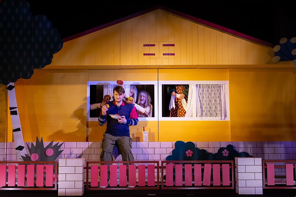 Režisores idejas sabalsojas ar Artura Putniņa radošo temperamentu, aktieris pārsteidzoši sirsnīgi smaida par savu varoni Oskaru un atbrīvo to no pieaugušo kontrolētās pareizības.