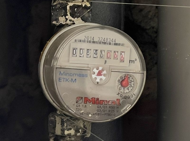Ūdens skaitītājs dzīvoklī ir privātīpašums, līdz ar to mājas kopībai šajā jautājumā ir ierobežotas lemšanas tiesības.