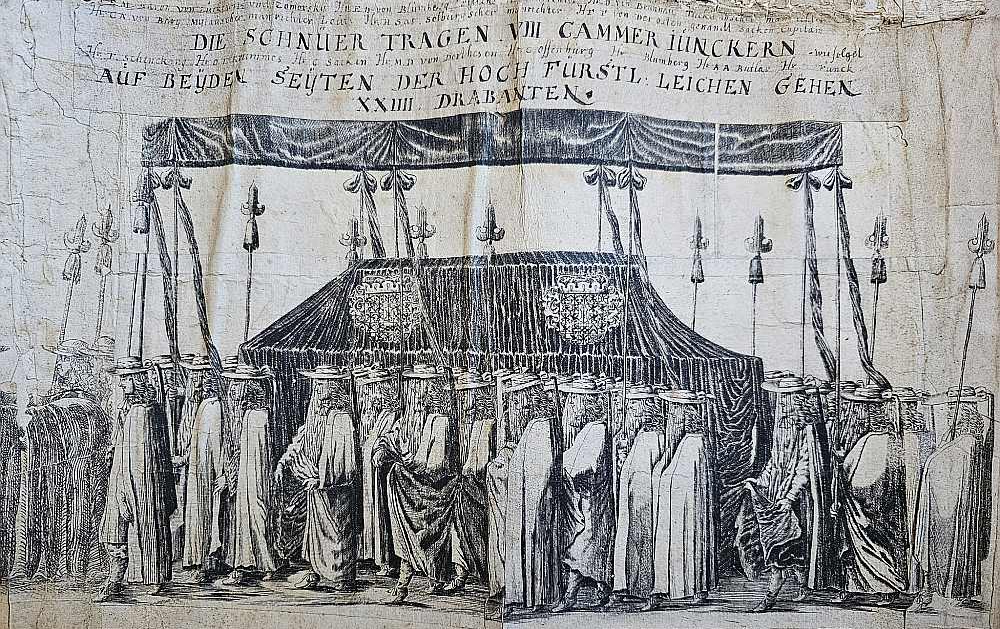 17. gadsimta gravīru ruļļa centrālajā daļā redzams hercogienes Luīzes Šarlotes sarkofāgs, kuru nes un pavada hercoga galma kamerjunkuri, kā arī Kurzemes bruņniecības dzimtu pārstāvji.