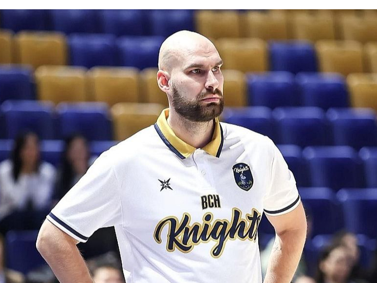 Jura Vasiļjeva vadītā "Dark Knights" ar 14 spēlēs izcīnītām 13 uzvarām ir Mongolijas čempionāta līdervienība.