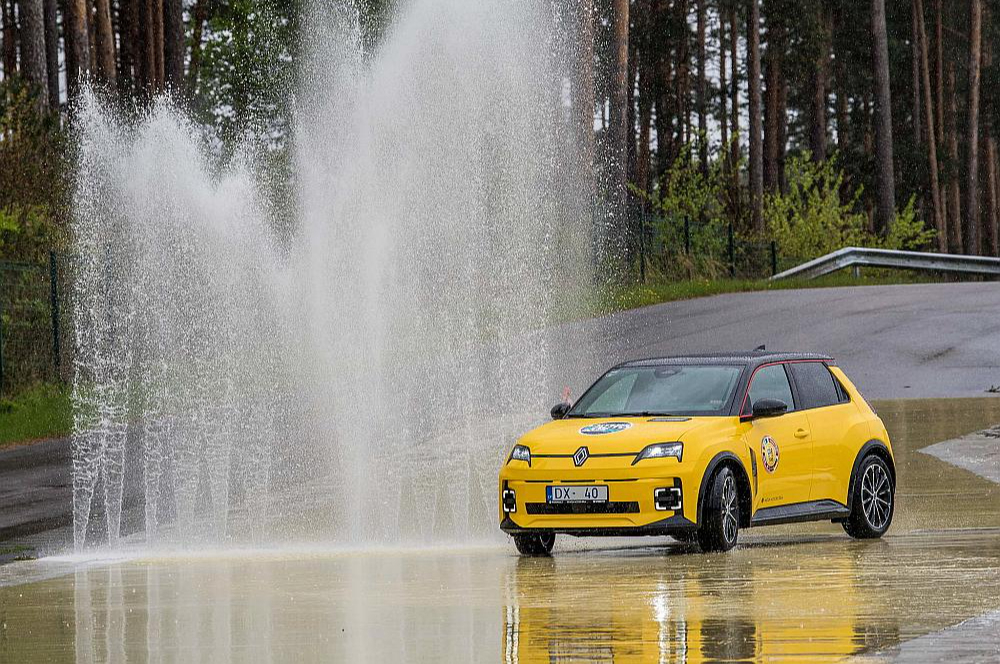 "Renault 5". Trīs no septiņiem konkursa "Latvijas Gada auto 2026" finālistiem ir izmēros pieticīgi un ne sevišķi dārgi elektromobiļi. Tādi ir "Hyundai Inster", "Renault 5" un "Kia EV 3".