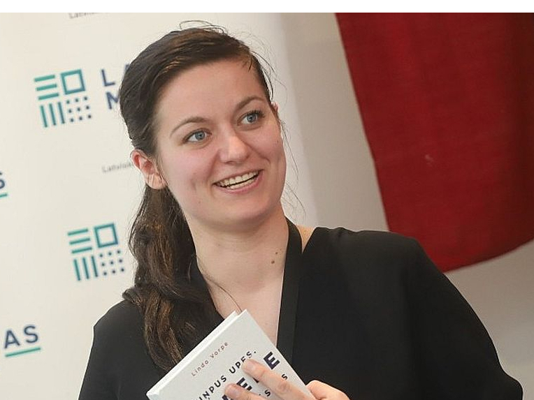 Linda Alsiņa (toreiz Vorpe) sarakstījusi arī grāmatu "Viņpus upes. Abrene atmiņu stāstos", kur apkopoti 18 bijušo Abrenes apvidus iedzīvotāju atmiņu stāsti. To 2023. gadā izdeva "Latvijas Mediji".