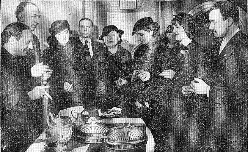 Latvijas itālieši nodod vērtslietas Itālijas sūtniecībā Rīgā.