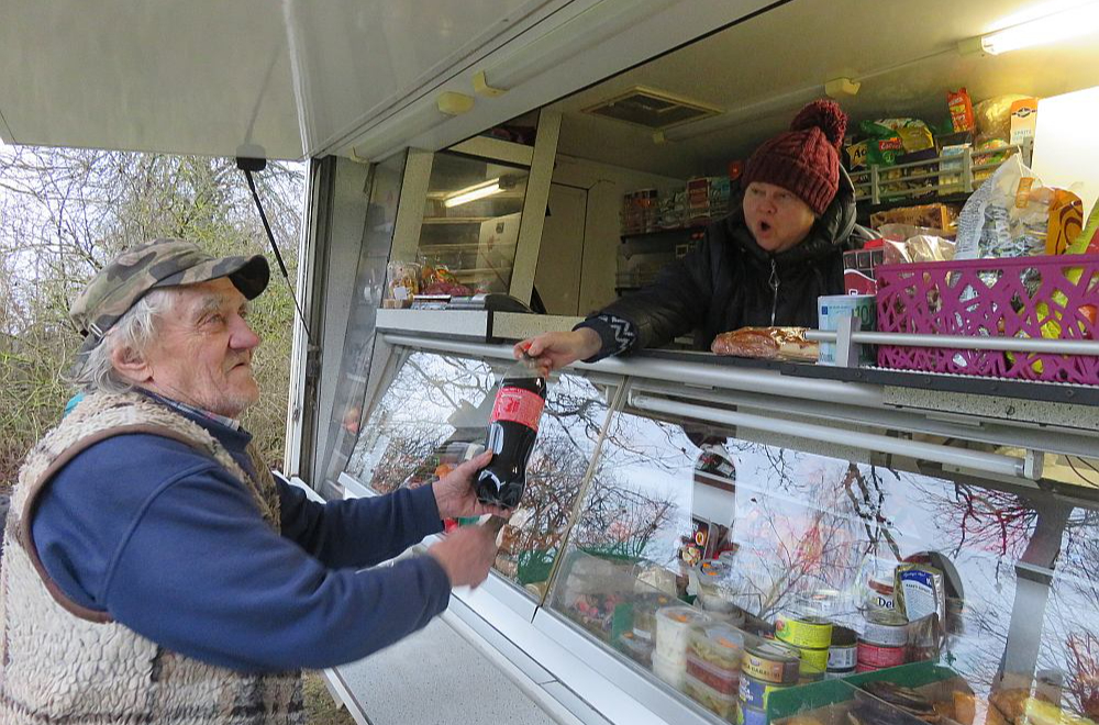 Inešu pagasta iedzīvotājs Guntis Liepiņš autoveikalā izvēlas saldo dzērienu.