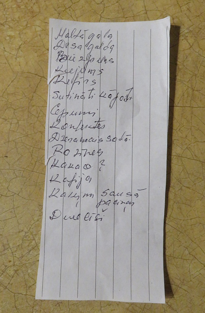 Autoveikala pircējas iepriekš sagatavots pirkumu saraksts.