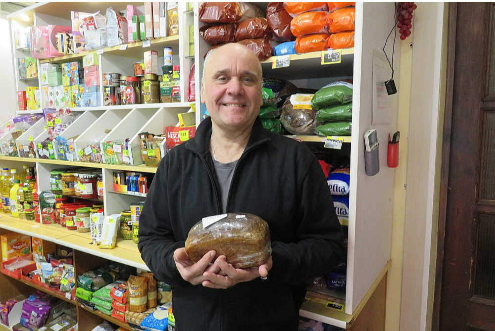 Silenes veikala īpašnieks Valērijs Hrapāns ar gardo, pašu cepto "ķieģelīti", kas esot ļoti pieprasīts, jo ļoti garšīgs, un daļa pircēju to izvēlas, sentimenta vadīti.