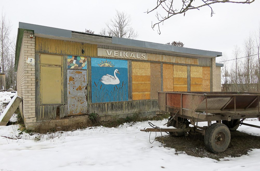 Kāds veikals Demenē zaudējis konkurences cīņā.