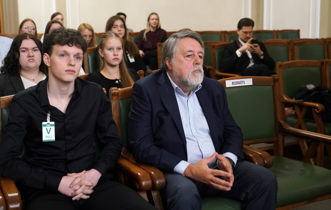 Ukrainas daiļslidotājs Fedirs Kuļišus (no kreisās) un dokumentālists Vitālijs Manskis Saeimas sēdes laikā, kurā lems par Latvijas pilsonības piešķiršanu.