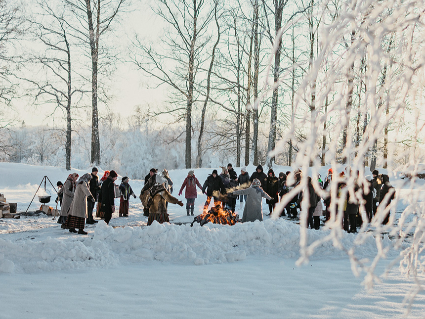 Uguns ziemas saulgriežos simbolizē spēku un aizsardzību pret tumsu.