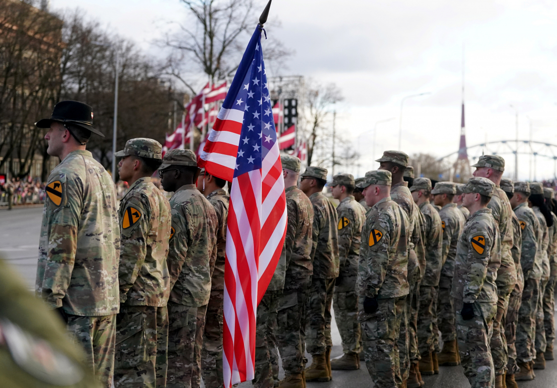 11.novembra krastmalā notiek Latvijas proklamēšanas 107.gadadienai veltīta Latvijas un tās sabiedroto bruņoto spēku, Iekšlietu ministrijas pakļautības iestāžu un Jaunsardzes vienību militārā parāde.