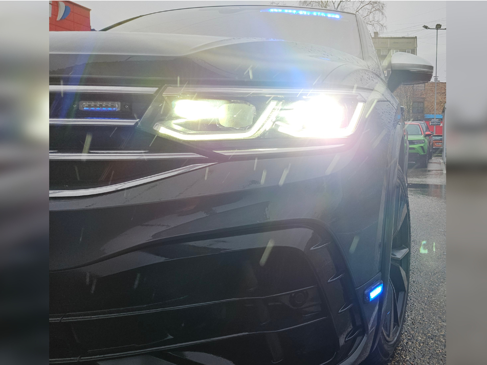 Netrafarēta policija automašīna.