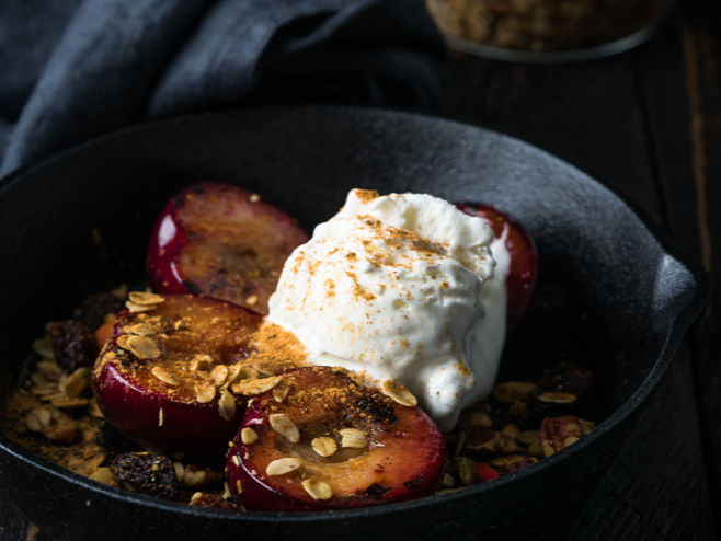 Ceptas plūmes ar saldējumu.