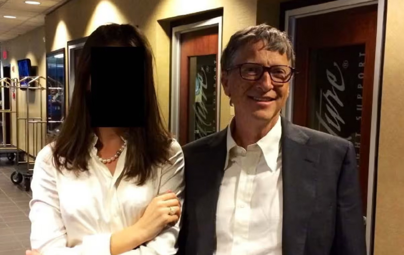 Džefrija Epstīna lietas materiālu foto. Bils Geits.