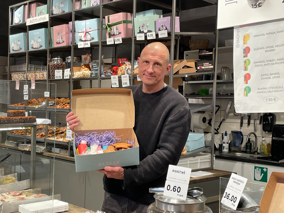 Bijušais fabrikas “Stenders” līdzīpašnieks jau otro gadu Rīgā attīsta
konditorejas biznesu. Attēlā: Jānis Bērziņš Matīsa ielas beķerejā ar Ziemassvētku piparkūku dāvanu kasti.