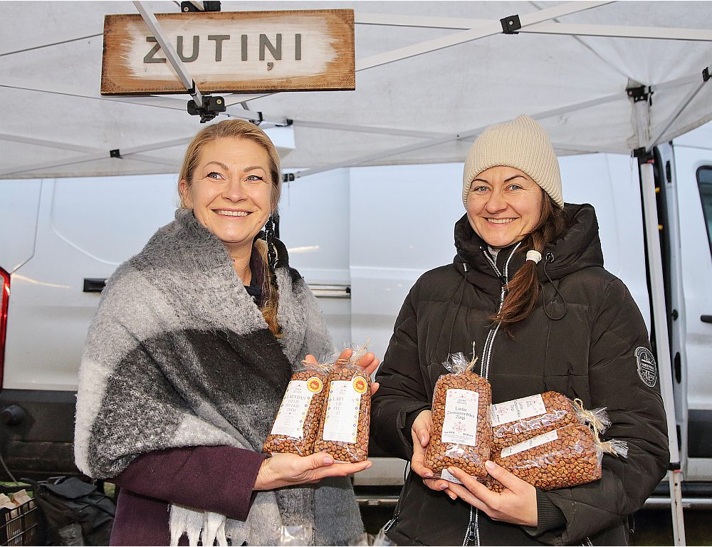 "Mūsu lepnums ir "Lielie Ziemassvētku zirņi" – šķirne, kura nākusi mantojumā no paaudzes paaudzē. Kā jau katru gadu pircēju interese par tiem ir nemainīgi laba," ir gandarītas "Zutiņu" saimnieces, māsas Rūta Beirote (no kreisās) un Santa Meļķe.