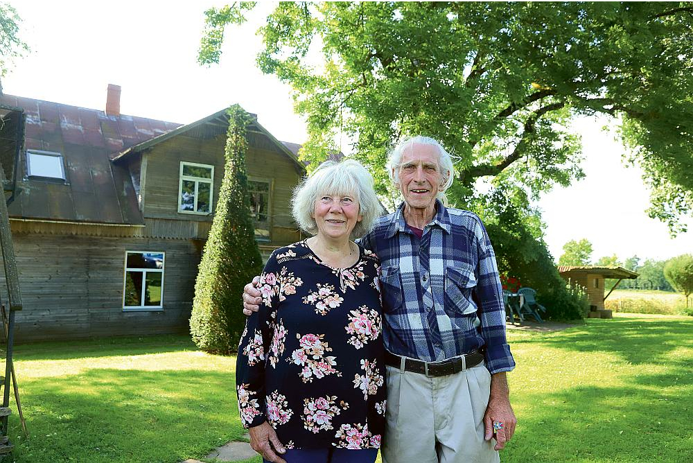 Ivars un Laima Lindes: "Mežs mums kļuvis kā savējais. Visu laiku gribas uz to aiziet, pastaigāt. Mežā dzīvot ir labi, taču ar ražu jādalās."