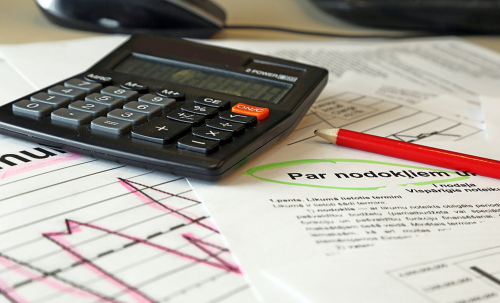 2026. gadā palielināsies gan minimālā alga, galvenokārt radot papildu izmaksas uzņēmējiem, gan arī neapliekamais minimums, palielinot naudas daudzumu iedzīvotāju maciņos.