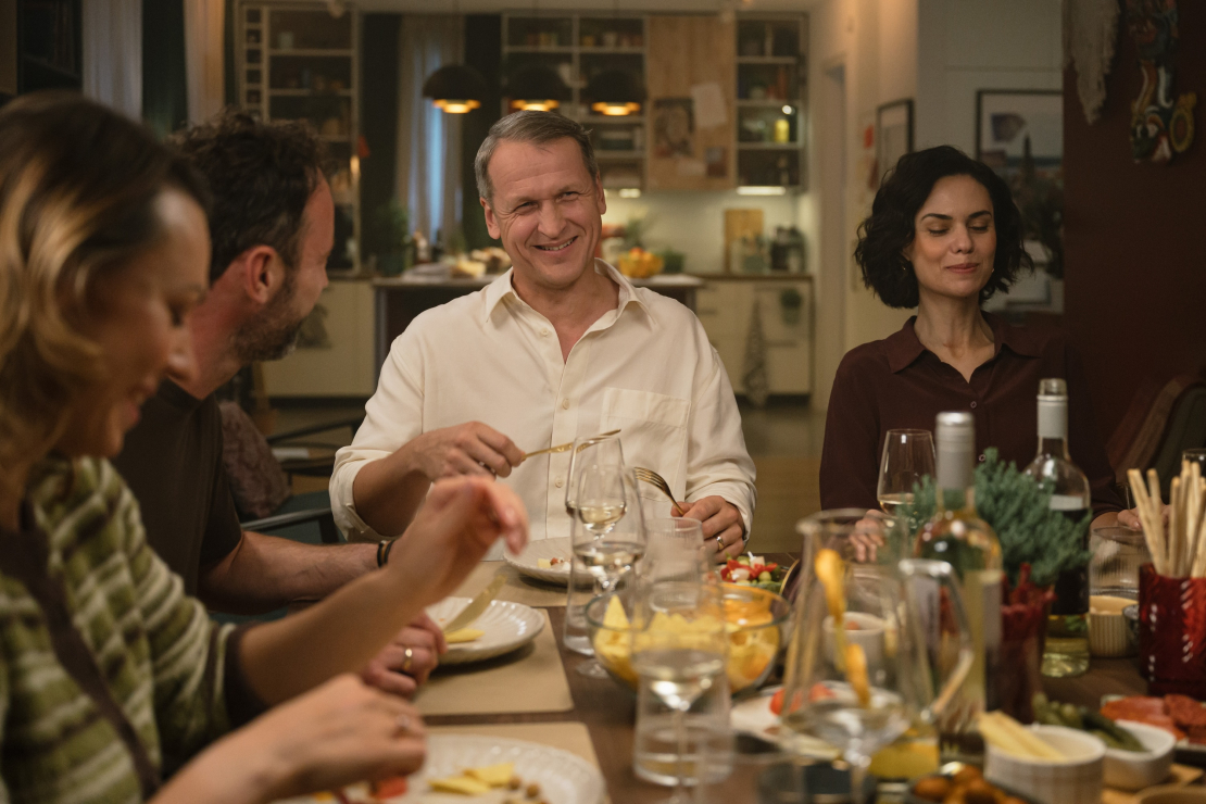 Intars Rešetins-Pētersons un Dārta Daneviča filmā "Perfektie".