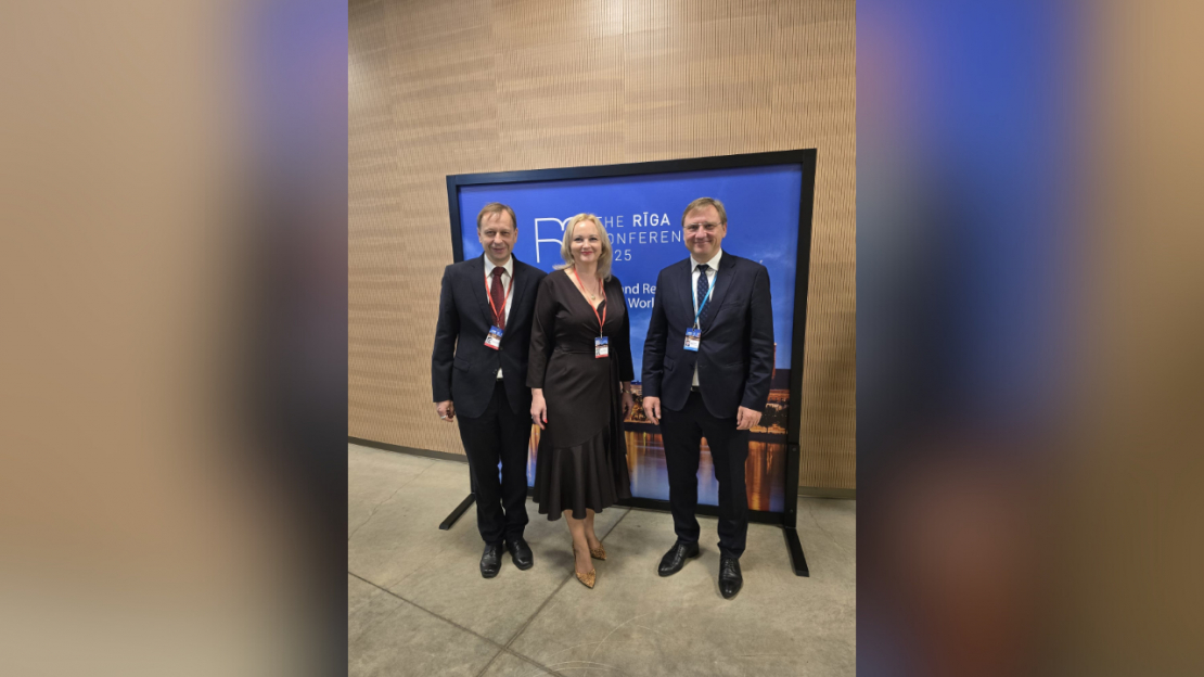 No kreisās: LATO valdes priekšsēdētājs Jānis Karlsbergs, LATO ģenerālsekretāre Sigita Struberga un LU rektors profesors Gundars Bērziņš.