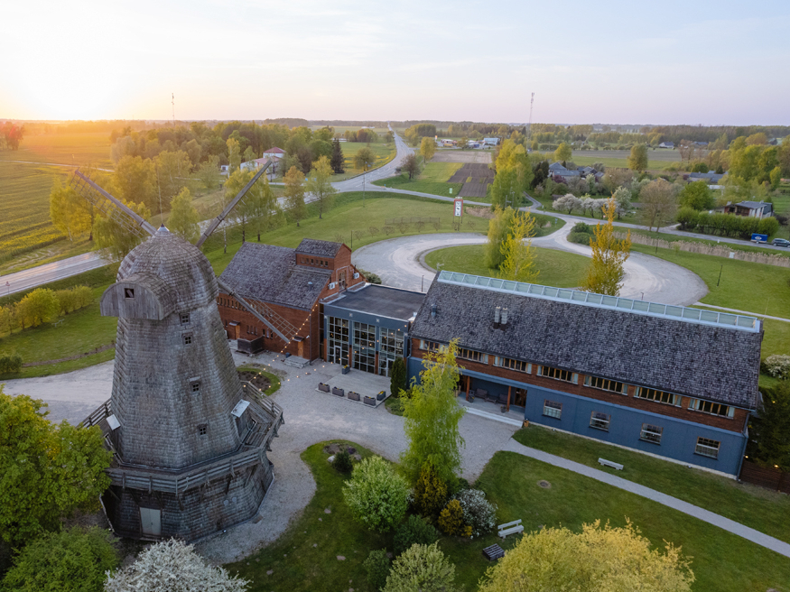 Tā izskatās Ribbes vējdzirnavas, kas atrodas VIA Baltica autoceļa malā septiņus kilometrus no Bauskas.