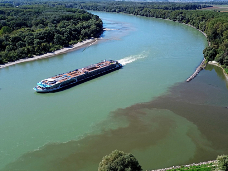 Donava - upe, kas plūst caur desmit Eiropas valstīm. Attēlā vieta, kur tā šķērso Austrijas – Slovākijas robežu.