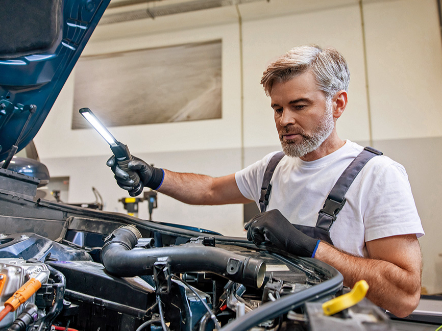 Izvēloties lukturi, pārbauda gaismas plūsmu/spilgtumu, akumulatora darbības laiku un uzlādes ilgumu.