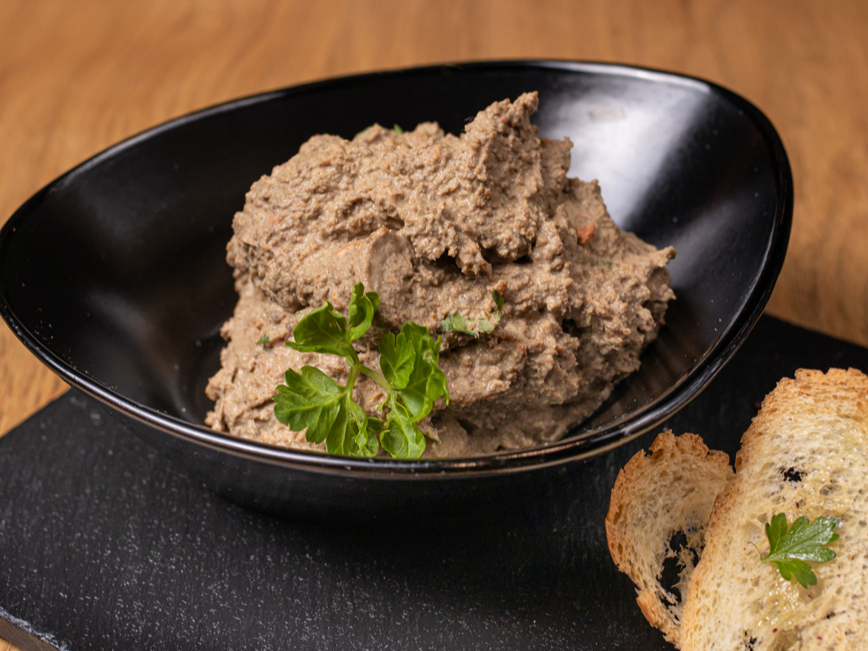 Cūkas un liellopu aknu pastēte.