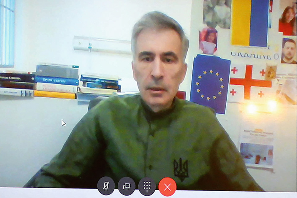 Ieslodzītais bijušais Gruzijas prezidents Mihails Saakašvili TV ekrānā tiesas sēdes laikā Tbilisi 2023. gada 27. oktobrī. Kopš 2022. gada Saakašvili ārstējas klīnikā Tbilisi.