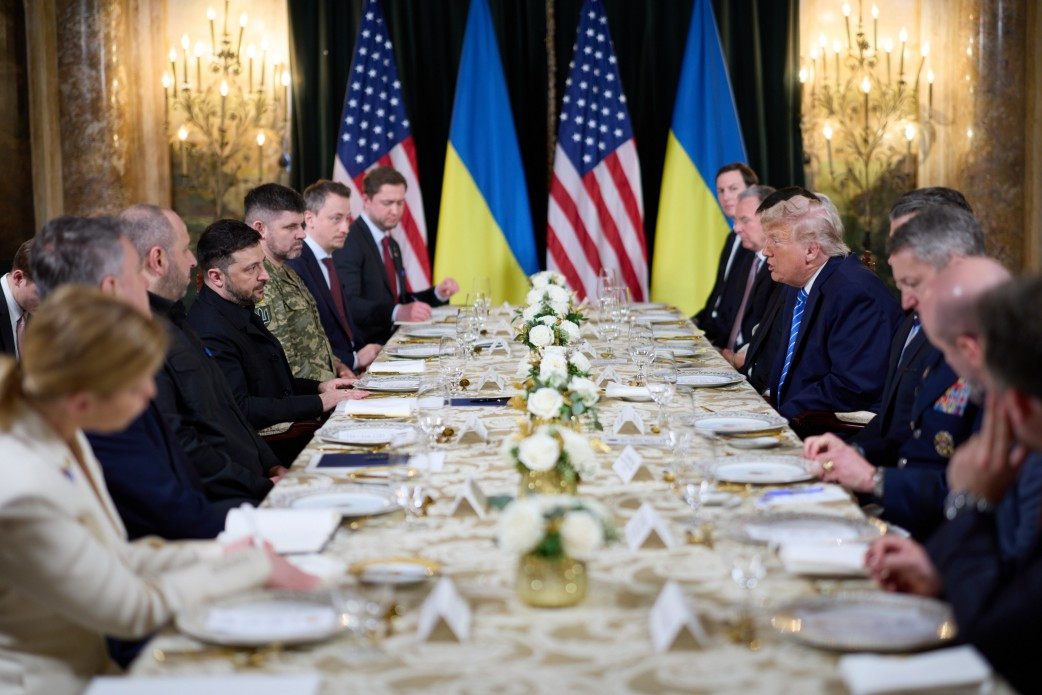 Donalds Tramps un Volodimirs Zelenskis "Mar-a-Lago" īpašumā.