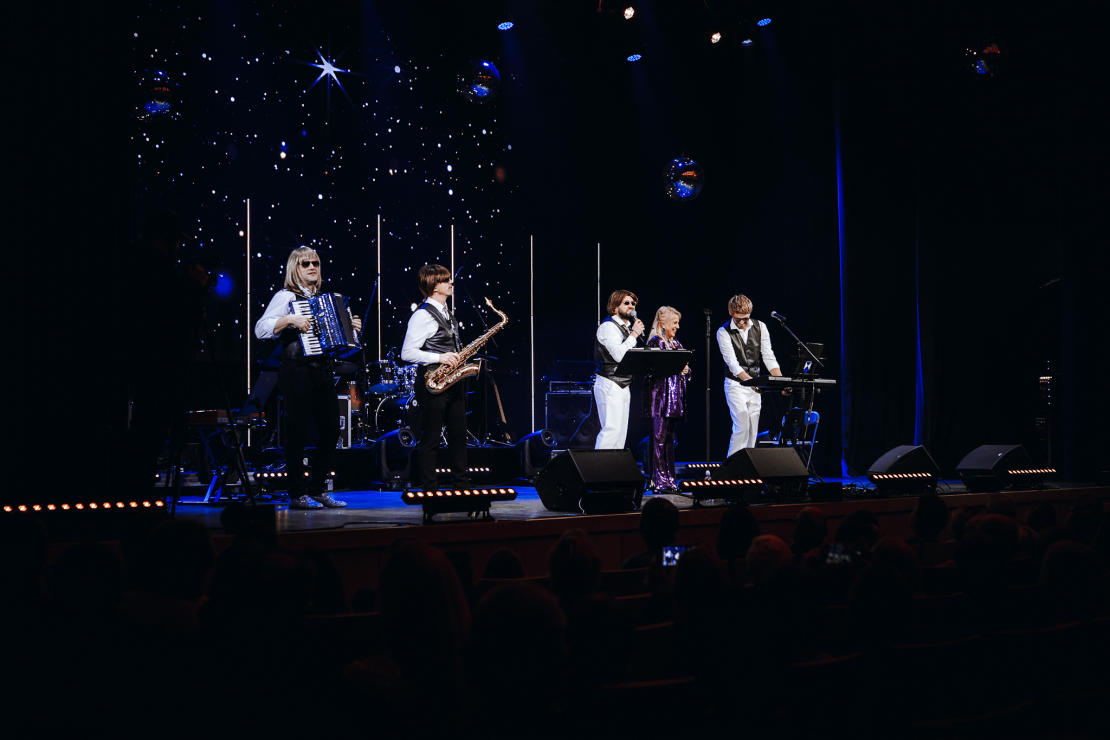 Koncertturneja "Ielūdz Olga Rajecka un draugi".