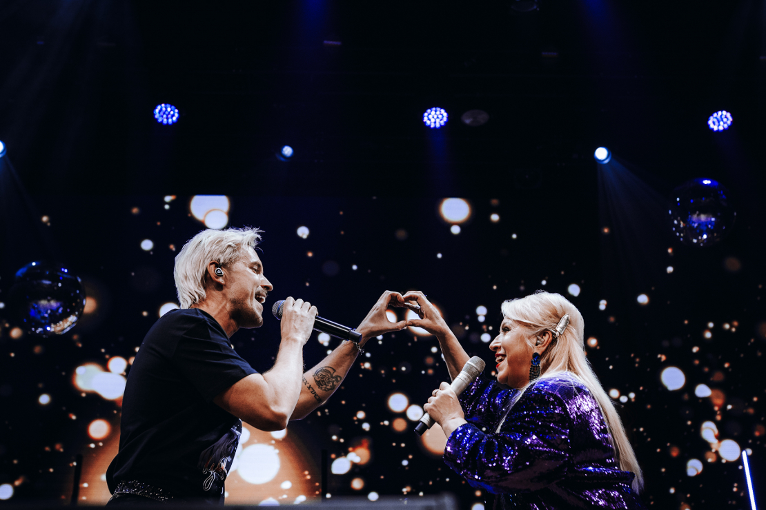 Koncertturneja "Ielūdz Olga Rajecka un draugi".