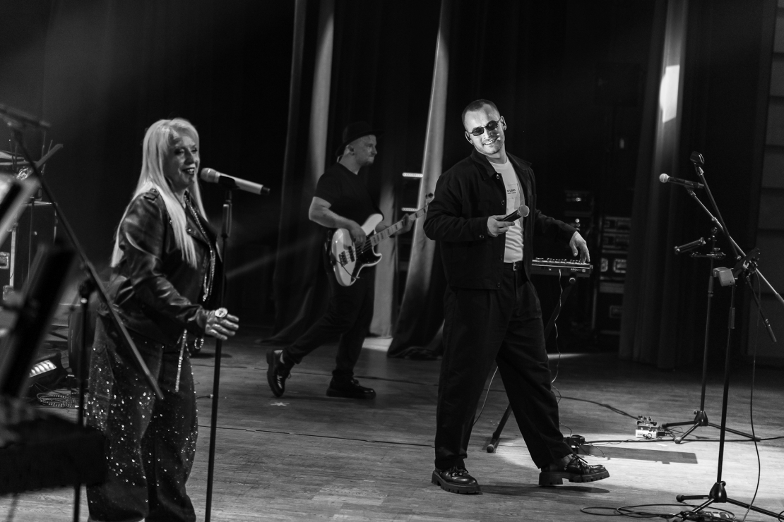 Koncertturneja "Ielūdz Olga Rajecka un draugi".