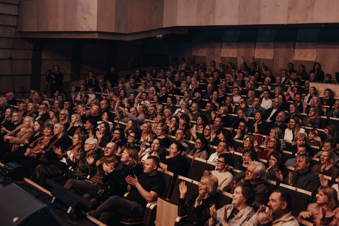 Koncertturneja "Ielūdz Olga Rajecka un draugi".