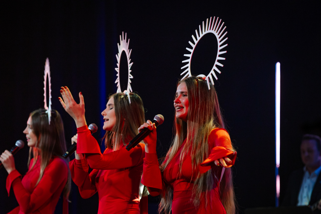 Koncertturneja "Ielūdz Olga Rajecka un draugi".