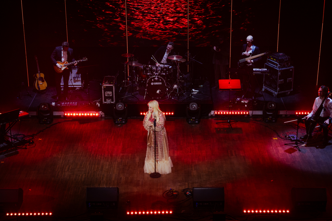 Koncertturneja "Ielūdz Olga Rajecka un draugi".