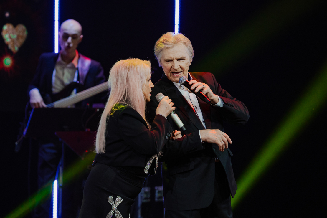 Koncertturneja "Ielūdz Olga Rajecka un draugi".