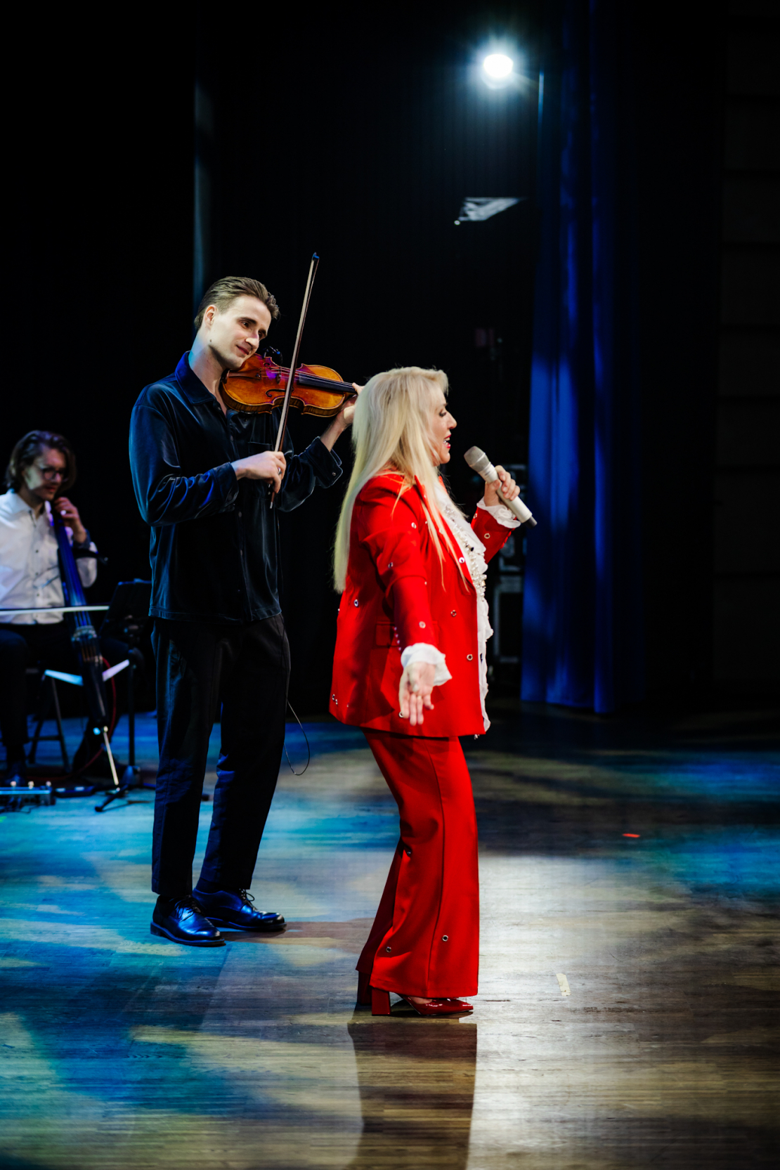 Koncertturneja "Ielūdz Olga Rajecka un draugi".