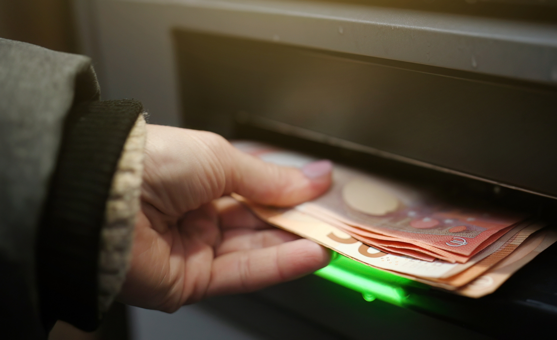Bankomāts, nauda.