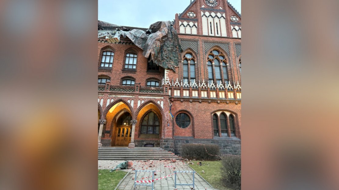 Mākslas akadēmijai norautais jumts.