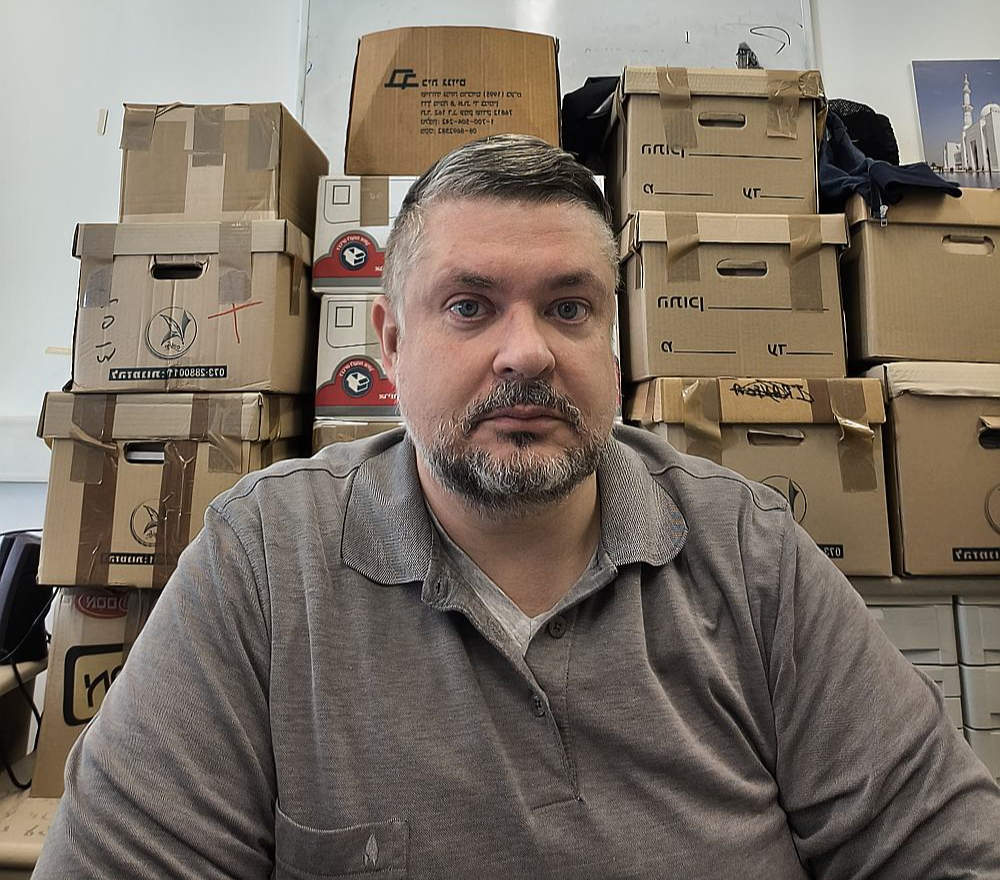 "Latvijas Avīzes" ārštata autors Frederiks Ozols, kura komentārus novērtē daudzi lasītāji, patlaban papildinās zinībās ārzemēs, tāpēc uz pasākumu Rīgā nevarēja ierasties. "Paldies šajā labo ziņu tuksnesī par atzinības vārdiem. Esmu satrūcies par to, ko tas nozīmē un ka mani lasa un vērtē. Tātad būs jāatrota piedurknes un jācenšas nesarūgtināt arī turpmāk. Lai nesaka, ka palaidies pēc uzslavas..." Tā pēc saņemtās ziņas par balvu redakcijas kolēģiem rakstīja Frederiks.